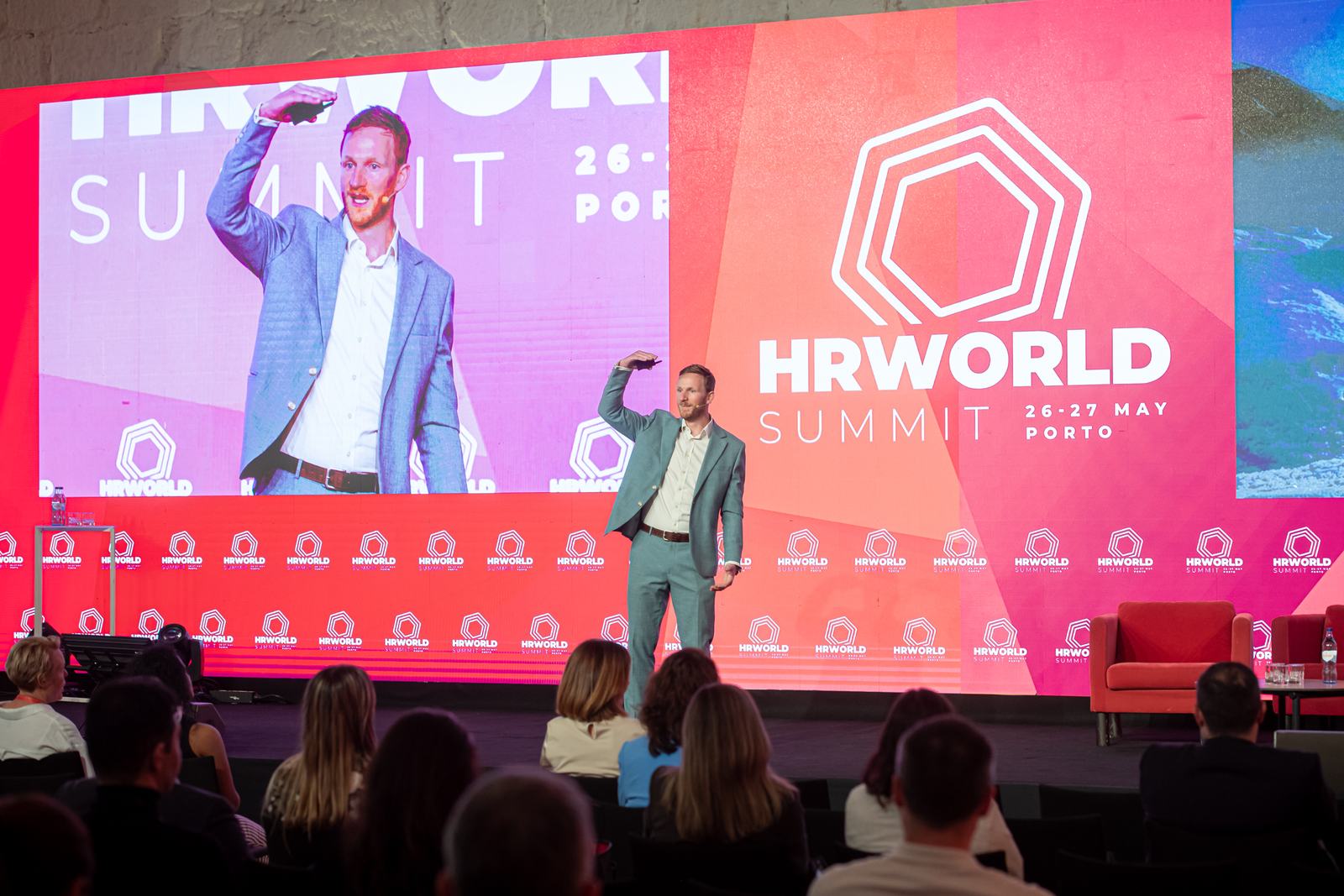 Mark Agnew delivering his Find Your Polar Bear keynote on stage at the HRWorld Summit in Porto