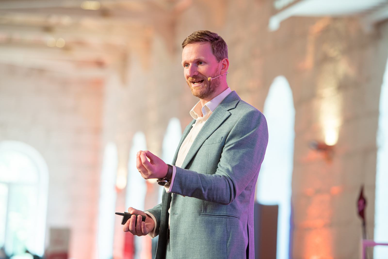 Mark Agnew speaking on resilience through change at the HRWorld Summit in Porto
